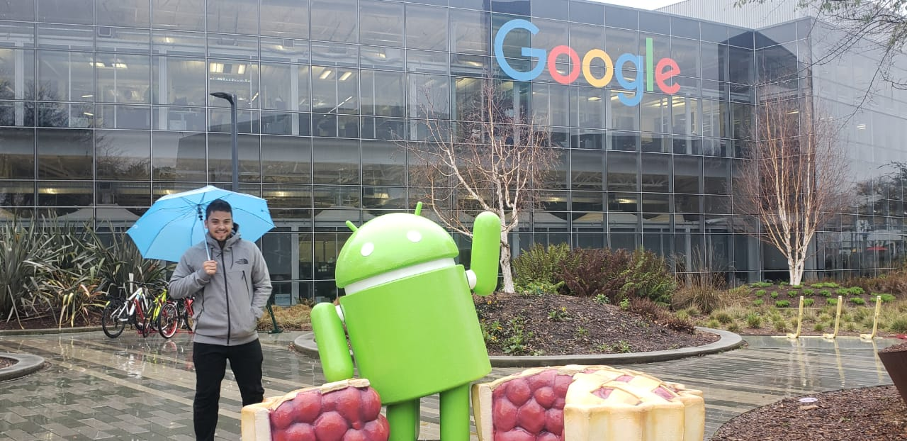 Marcos Bettanin em frente à fachada do Google