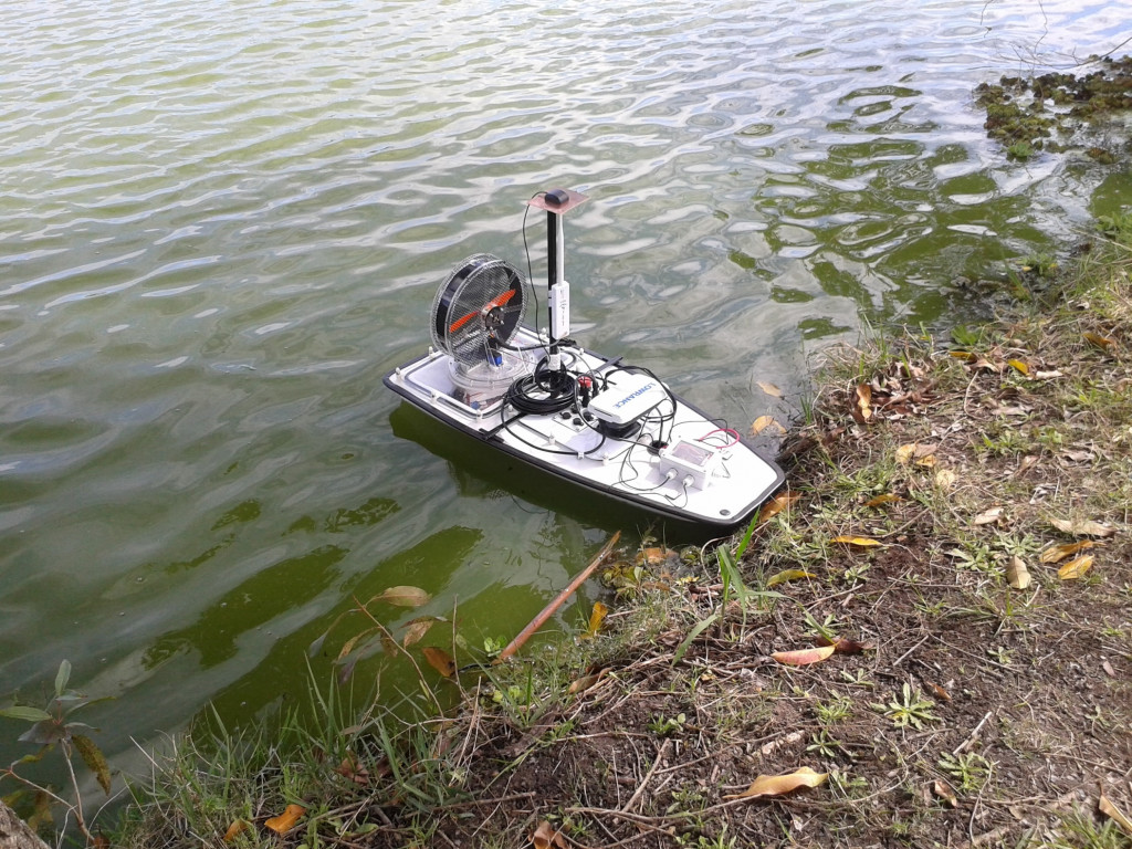 Barco robótico autônomo desenvolvido pelo LSA em missão 