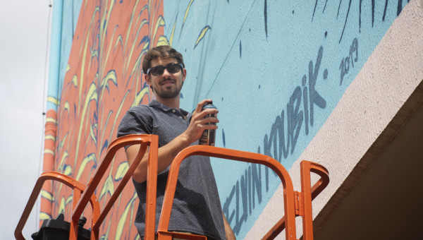 Minidocumentário da Famecos apresenta graffiti de Kelvin Koubik na Rua da Cultura