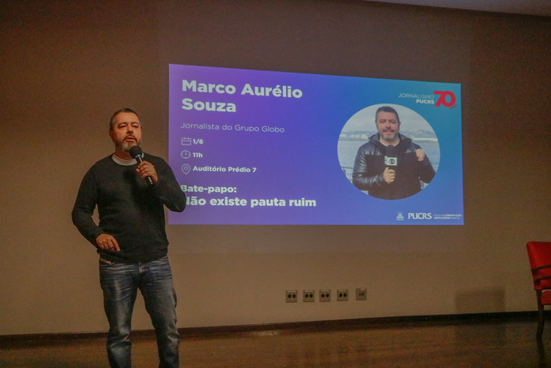 Cuidado e olhar humanizado movem o jornalismo, afirma repórter da Globo,  Marco Aurélio Souza, em aula para o Curso de Jornalismo
