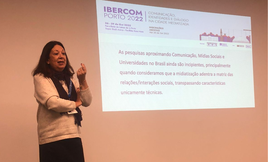 Professora Cleusa Scroferneker apresentando trabalho no Ibercom 2022, no Porto, em Portugal.