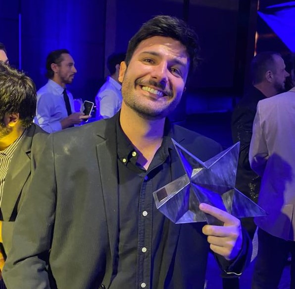Gabriel Diniz, alumni da Famecos/PUCRS, ganha Prêmio da ARP de Redator do Ano