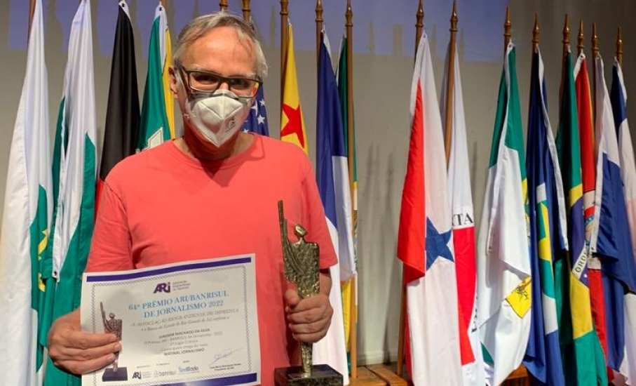 Juremir Machado recebeu o Prêmio ARI pela crônica “Como quem chega do nada”
