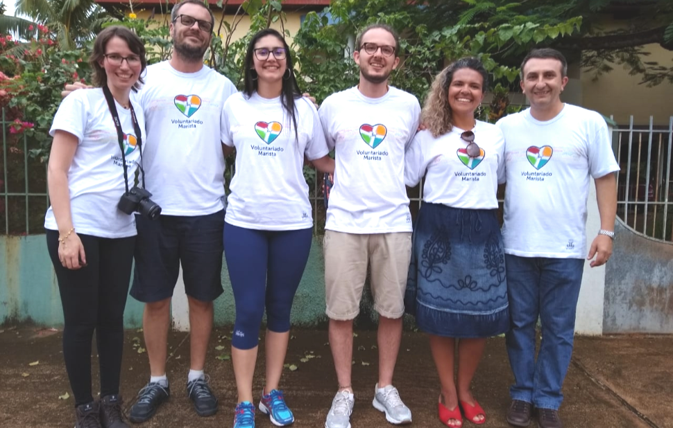 Colaboradores maristas usam camisetas brancas da iniciativa