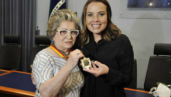 Ruth Maria Chittó Gauer recebe Medalha do Mérito Farroupilha