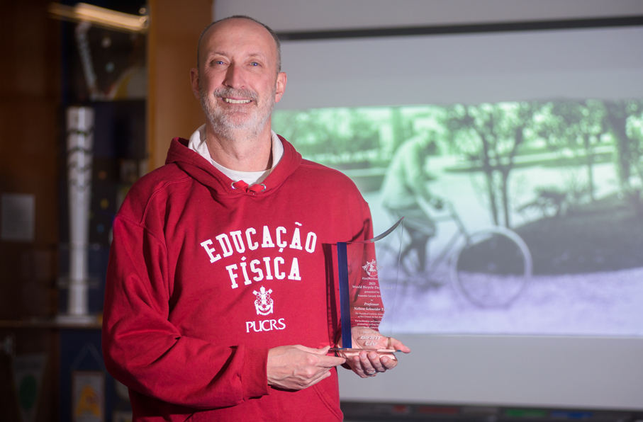 PUCRS professor wins UN award on World Bicycle Day
