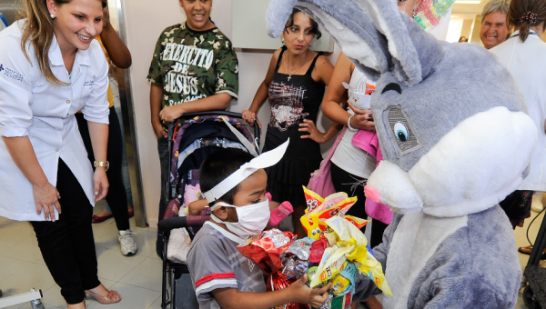 Pediatria do Hospital São Lucas recebe doações para Festa de Páscoa