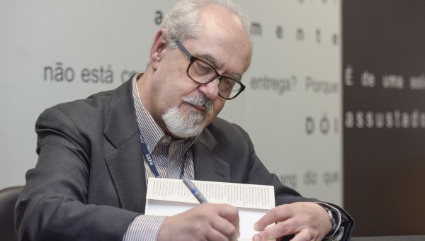 Novo livro de Assis Brasil engloba 34 anos de oficina de Escrita Criativa