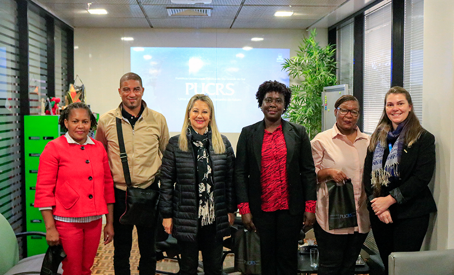 Membros do Ministério da Saúde de Moçambique visitam a PUCRS