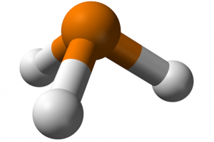 Molécula de Fosfina: a esfera alaranjada indica um átomo de fósforo e as esferas brancas, átomos de hidrogênio. Fonte: Wikicommons