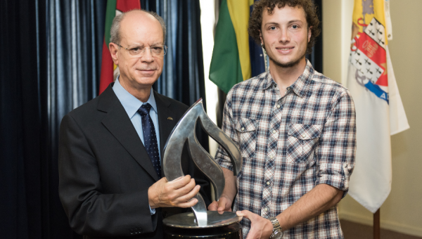 Aluno vencedor do Prêmio Santander Empreendedorismo é recebido na Reitoria