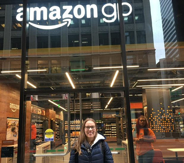 Estudante Alessandra Enck em frente à loja Amazon Go