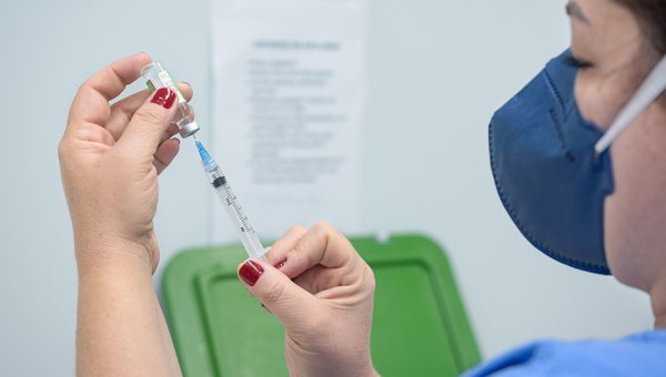 5 cuidados importantes na hora de receber as vacinas contra gripe e Covid-19