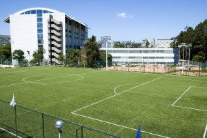 Campo de futebol 11 com grama sintética
