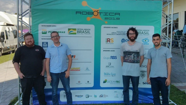 Integrantes do LSA realizam testes de barcos robóticos autônomos em Rio Grande