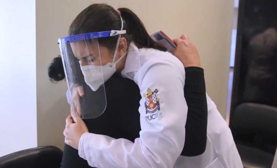 Mais perto do abraço: estudantes de Enfermagem vacinam familiares que trabalham na PUCRS