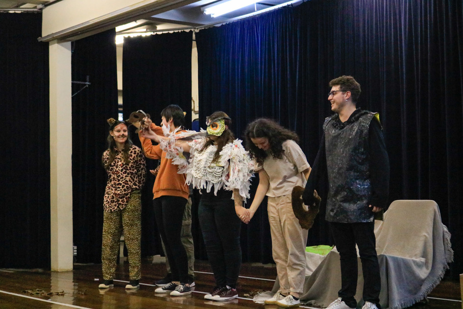 Estudantes de Ciências Biológicas criam apresentações de teatro para conscientizar crianças sobre a preservação da natureza