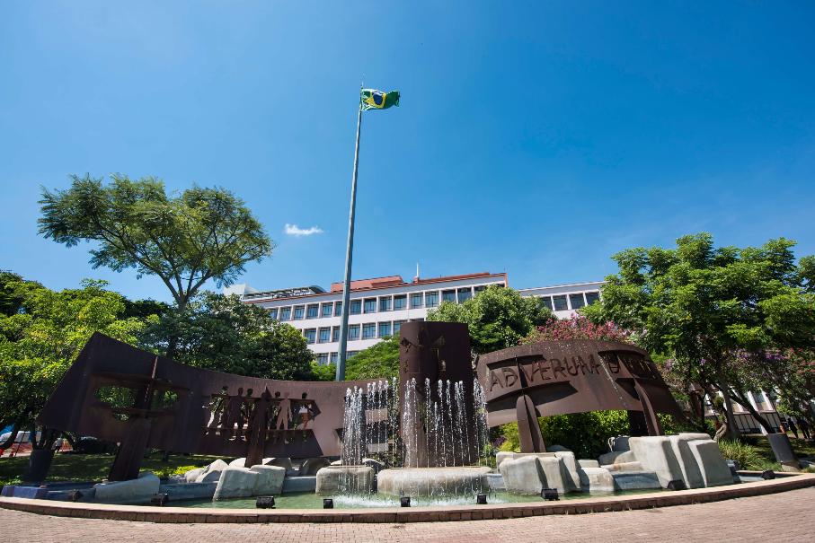 foto da fachada da Universidade mostra a escultura da entrada
